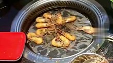 情侣吃79元自助餐拿多了虾，把吃不完的虾倒进锅里就直接跑了，押金也没拿。