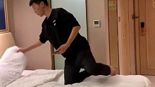 男子住酒店遇上“滑盖床”，刚躺下就摔了个四脚朝天，网友笑喷了