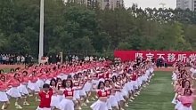 高校运动会上的舞蹈活力满满，跳的这么卖力的男生肯定是自愿参加的吧