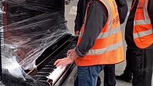 工地工人下班吃饭时偶遇一台钢 琴，问能不能下。说很久没弹过了。没想到还是高手