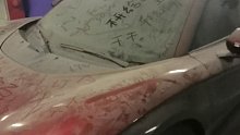在商场的地下停车场发现一辆“没人要”的跑车，车轮被锁，车身上各种“涂鸦”，有谁认识这是什么车吗？