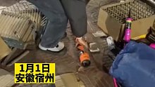女子凌晨捡烟花纸壳，一趟又一趟挣到新年第一桶金