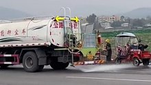 路边摊贩卖水果，遭洒水车鸣笛、暴力作业