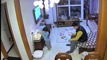 监控下的爆笑一幕，儿子为了保住自己牺牲了爸爸！