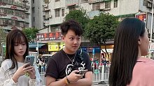 看你们这么恩爱，拍张照片送给你们吧