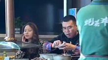男子狂吃五锅生蚝，女子等到崩溃