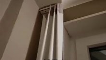 德国海德堡。女生在德国住宾馆，看到窗帘后笑得停不下来，网友：母窗帘和她的孩子。