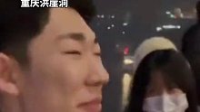 男生让身后的陌生人们看镜头，大家都配合比了“耶”。网友：重庆的温暖永远不会让你失望