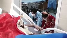 婚礼当天，新郎带新娘到医院给重症父亲磕头：妻子非常支持