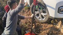 第二批回村的人，已经学会自带工具道路救援脱困了