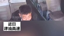 万幸都系了安全带！高速上客车突然遭大货车追尾，乘客瞬间被震飞座位