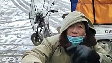 货车司机雪天停在路边休息睡觉，素不相识的环卫大爷为司机送来早餐