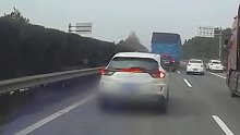 高速行车安全高速公路上多车追尾，