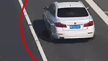 老人吐血不止，高速交警：“跟我走！”
