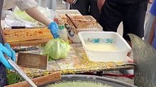 大爷路边摊煎饼 网友：煎饼摊出了“艺术感”