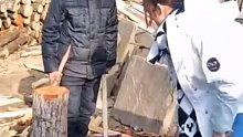 女子想帮忙劈柴结果…老人脸上的笑容瞬间消失
