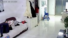 丈夫在游戏语音，妻子以为在跟她说话疯狂配合，丈夫：干嘛突然打我！