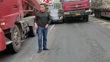 小轿车被两车夹心，卡车司机淡定走开
