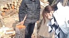 女子想帮忙劈柴，结果