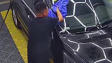 奔驰大哥洗车后将抹布清洗晾晒，老板亦为其免单，人品都是杠杠滴！