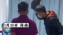 男子带母亲排队复诊，与医生起冲突