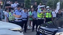 两司机狭路相逢互不相让，停在路上“对峙”数小时，结局舒适了