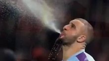 为什么足球运动员喝水时要把水吐出来？