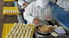 超市买的“速冻手工饺子”居然真是工人手包的？
