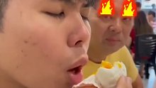 儿子在老爸面前吃东西恶搞，老爸看了直摇头