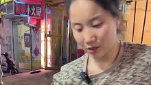 美女摆摊卖炒面。