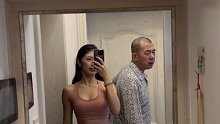 女儿在镜前展示健身成果，爸爸出来后两人神奇对话。“也不能说敷衍字字都回了”