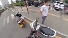 男子偶遇朋友被盗摩托车,果断上前拔掉车钥匙
