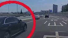 奔驰错过路口，竟别停前车。网友：人家还没找你算账，你发什么火