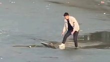 男孩冰面玩耍掉入水中，两位热心路人救援时先后落水
