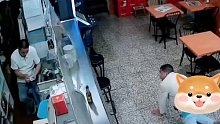 男子龟速爬行进餐馆偷窃，被监控的老板娘发现