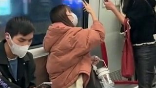 两女子在地铁内发生口角，相互用手机拍对方留下证据。