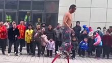 高跷艺人表演花式捡赏钱，抱拳感谢