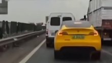 高速未保持车距，差点追尾特斯拉。网友：大姐态度真好