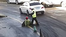 女子打滑腿被压，民警连跑带摔忍痛扶车！