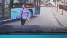 驾驶员一个动作，让大巴车“无人驾驶”，太危险了