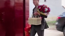 小伙手捧鲜花上门定亲，未婚妻害羞躲开，于是他把鲜花给了丈母娘……