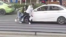 斑马线前司机未礼让行人发生碰撞，司机摇下车窗一句“不好意思，对不起”开溜了