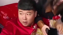 小姨子腿压新郎要红包，最后被伴郎抬走！