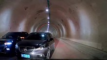 隧道内实线逆行超车，差点三车相撞