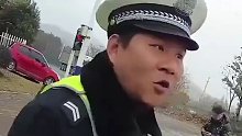 男子盯梢交警，通风报信阻碍执法