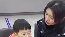女警“捡”到走丢萌娃，开启“当妈初体验”