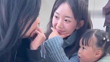 小女孩偷听姐姐们聊天眼神贼到位