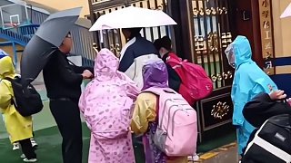 孩子撑伞去上学被学校工作人员拦下称不能撑伞老师就该以身做则