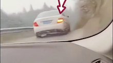 小车走山路每个弯都打灯，后车惊呆：这是城里来的吧
