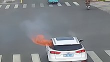 车辆行驶途中突然自燃。危急时刻遇见洒水车